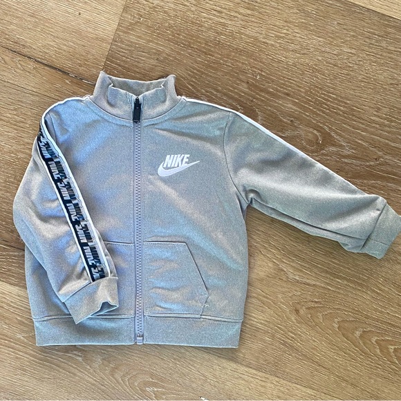 Nike: Sportswear Club Dri-FIT - Picture 3 of 16